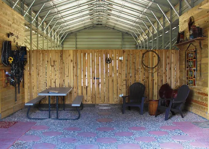 Canyonlands Barn Cabin With Loft, Full Kitchen, Dining Area For Large Groups